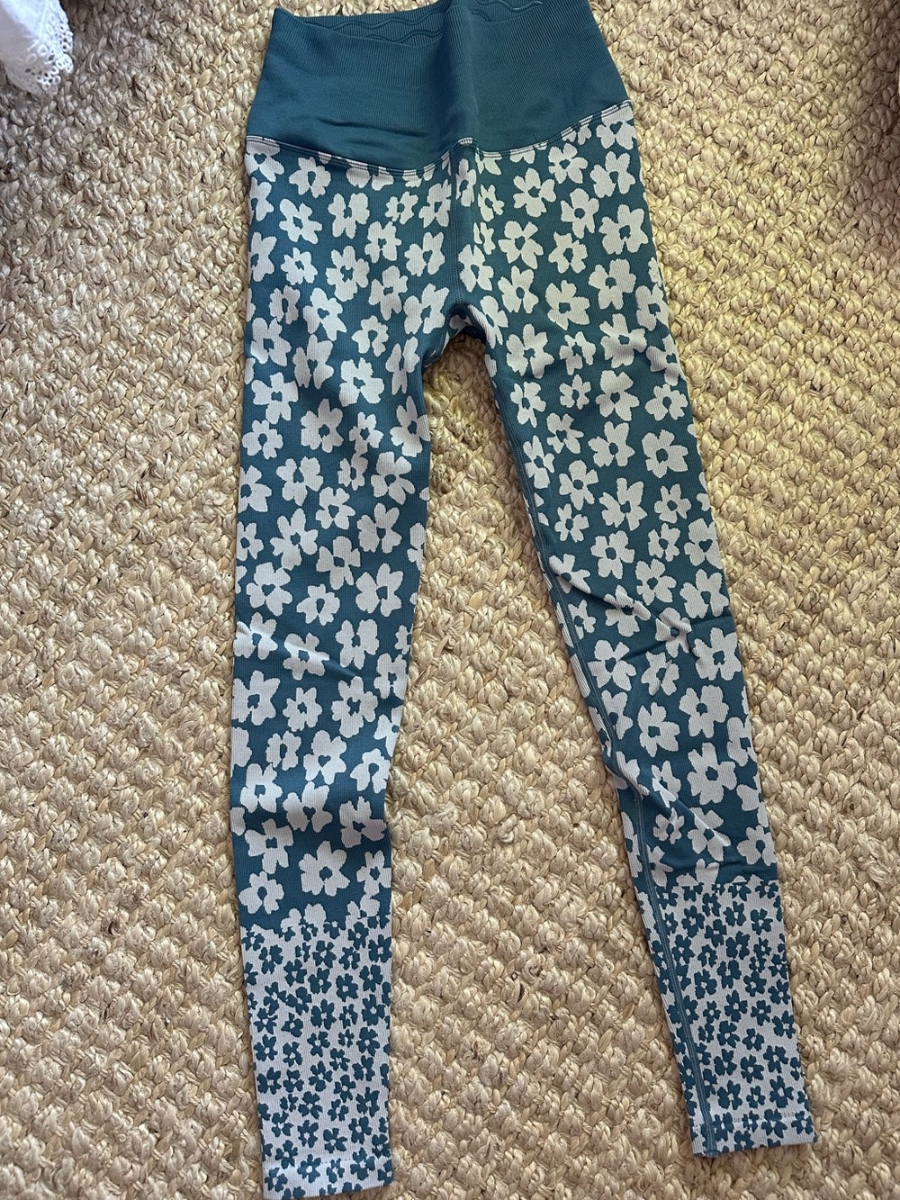 Spiritual Gangster yoga leggings. Size XS/S